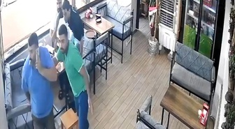 Şanlıurfa Karaköprü'de 5.4'lük depremde vatandaş çorabıyla lokantadan kaçtı