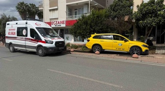 Serik'te taksi, hafif ticari araçla çarpıştı; yaralanan olmadı, beton dubalara çarptı