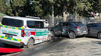 Silivri'de jandarma aracı sivil araçla çarpıştı, 3 jandarma ve kadın sürücü yaralandı