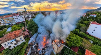 Sinop Boyabat'ta 3 katlı ahşap ev yandı, yaralanan olmadı, ev kullanılamaz hale geldi