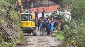 Trabzon Ortahisar'da heyelanda toprak altında kalan kişi için ekipler arama başlattı