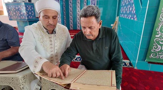 Van Erciş'te iki kişi, 70 ve 65 yaşında Kur'an okumayı öğrendi.