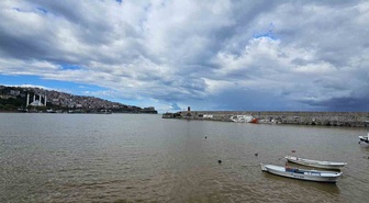 Zonguldak'ta sağanak sonrası liman bölgesi çamur ve atıklarla sarıya boyandı