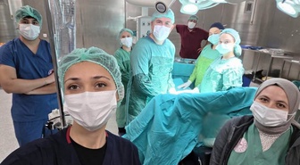 30 yaşındaki adamın karnındaki 13 santimlik kitle Burdur'da 6 saatte çıkarıldı
