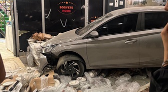 Adana Sarıçam'da iki otomobil aynı mağazaya peş peşe girdi, kazada 2 kişi yaralandı