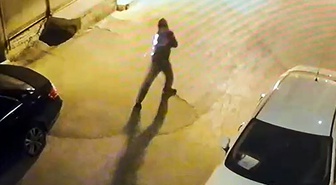 Adana Seyhan'da ailenin araçlarına 2 gün üst üste ateş açıldı, 2 şüpheli aranıyor
