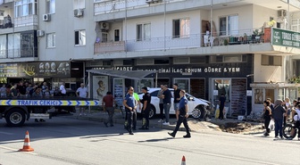 Alanya'da otomobil yayaya ve otobüs durağındakilere çarptı, 3 kişi yaralandı