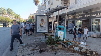 Alanya'da dehşet anları kamerada! Yayaya çarpan otomobil, karı kocanın beklediği durağa daldı
