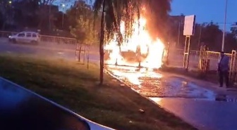 Arnavutköy'de kamyonetin kasasında çıkan yangın aracı sarıp maddi hasara yol açtı