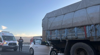 Bilecik Bozüyük'te otomobil kamyona arkadan çarptı, 1 kişi öldü, 2 kişi yaralandı