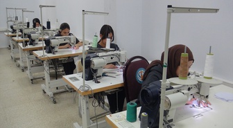 Bitlis Tatvan'da meslek lisesi öğrencileri öğretmenlere 40 önlük teslim etti