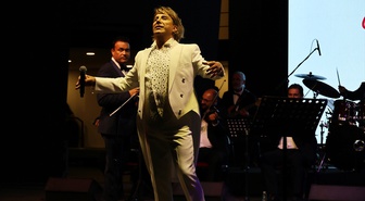 Bodrum Kalesi'nde Zeki Müren için düzenlenen 30. yıl konserine yoğun ilgi gösterildi