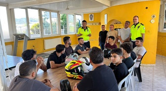 Bozyazı'da motosiklet sürücülerine kask ve güvenli sürüş eğitimi verildi