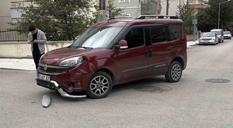Çorum'da hafif ticari araç elektrikli motosikletle çarpıştı, biri çocuk 2 kişi yaralandı