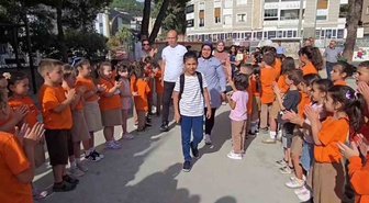 Denizli Buldan'da lösemi tedavisini bitiren Talha, okuluna dönünce alkışlandı.