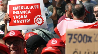DİSK, AYM önünde yaşamını yitiren emekli polis için emekli aylığı artışı istedi