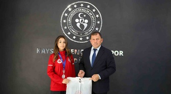 Dünya ikincisi Berat Su Yılmazer, Kayseri Gençlik ve Spor İl Müdürü'nü ziyaret etti