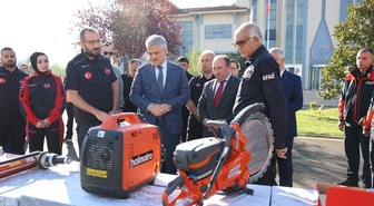 Düzce Valisi Makas, Kızılelma Derneğine malzeme desteği törenine katıldı