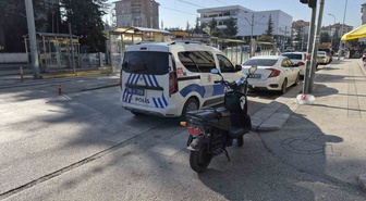 Eskişehir Odunpazarı'nda otomobil, elektrikli bisiklet sürücüsünü yaralayıp kaçtı