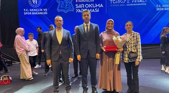 Esmanur Çancılar, Arif Nihat Asya'nın Naat şiiriyle Türkiye birincisi oldu