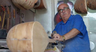 Gaziantep'te bağlama ustası Enver Arslanyürek, 36 yıldır üretiyor ama çalamıyor