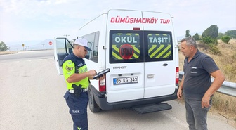Gümüşhacıköy'de jandarma, okul servislerini öğrenci güvenliği için denetledi