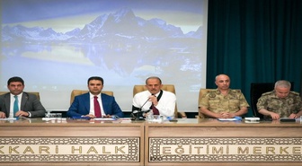 Hakkâri'de okullarda sağlık ve güvenlik toplantısı Vali Taşyapan başkanlığında yapıldı