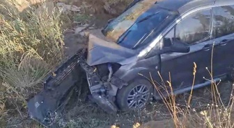 Hakkari Yüksekova'da iki hafif ticari araç çarpıştı, 4 kişi yaralandı