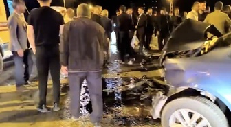 Hakkari Yüksekova'da iki ticari araç kafa kafaya çarpıştı, 3 kişi yaralandı