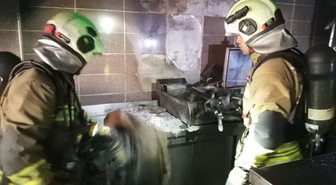 Hatay İskenderun'da dönerci dükkanında çıkan yangın itfaiye ekiplerince söndürüldü
