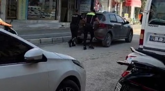Hatay Samandağ'da arızalanan otomobili 2 polis iterek yol kenarına götürdü