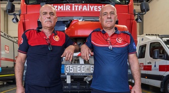 İzmir'de ikiz itfaiye çavuşları Ahmet ve Mehmet Berber 33 yıldır alevlere koşuyor