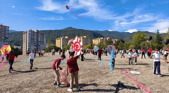 Karabük'te İl Milli Eğitim Müdürü Akbaş, Gazze'deki çocuklar için uçurtmaları uçurdu