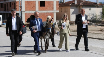 Karabüklü gurbetçi, eşekle getirdiği kitap ve kırtasiye malzemelerini öğrencilere dağıttı