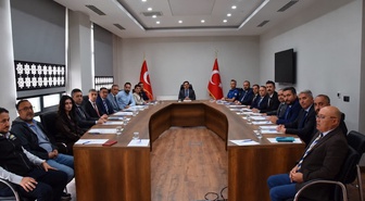 Karapınar Kaymakamı Öztürk, İlçe İdare Şube Başkanları Toplantısı'na başkanlık etti.