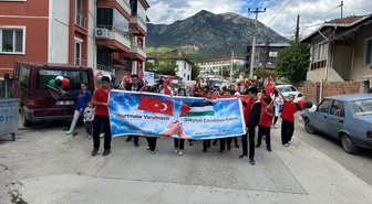 Kargı'da öğrenciler Gazze'deki çocuklara destek için uçurtma uçurdu