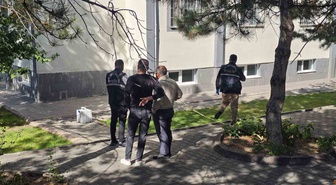 Kayseri Kocasinan'da 10 katlı apartmanın 3. katından düşen genç kız ağır yaralandı