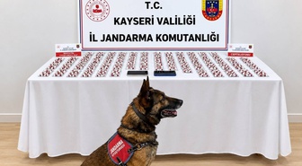 Kayseri Kocasinan'da araçta bin 81 sentetik hap bulundu, 2 şüpheli gözaltına alındı