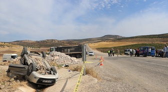 Kilis Musabeyli'de hafriyat kamyonuyla çarpışan hafif ticari araçta 3 kişi ağır yaralandı