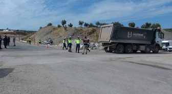Kilis Şenlikçe'de ticari araç hafriyat kamyonuyla çarpıştı, 3 kişi ağır yaralandı