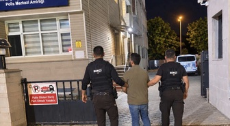 Kırıkkale'de hırsızlıktan 6 yıl hapis cezası olan firari, araç içinde yakalandı