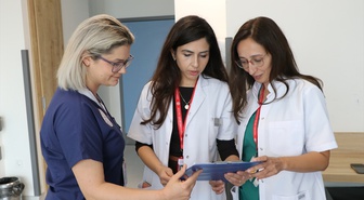 Mıknatıslı top yutan 3 yaşındaki çocuğun boğazından ve midesinden 21 parça çıkarıldı! Doktorlardan ailelere uyarı
