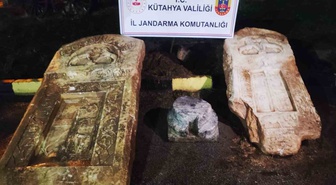 Kütahya Aslanapa'da jandarma operasyonunda 2 Roma lahit kapağı ele geçirildi