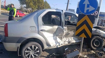 Kütahya'da Fuar Kavşağı'nda iki otomobilin çarpıştığı kazada 6 kişi yaralandı