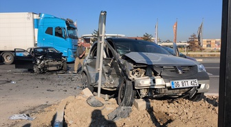 Kütahya'da iki otomobil Çiniciler Çarşısı önünde çarpıştı, 6 kişi yaralandı.
