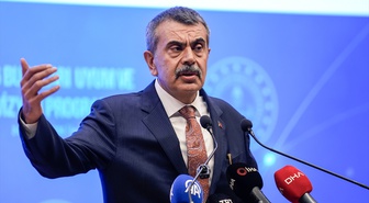 MEB Bakanı Tekin, 1416 bursiyerlerine yurt dışında 'anlamsız hayranlık' uyarısı yaptı