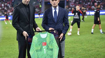 Mert Günok, Fransa maçı öncesi TFF başkanından forma jestiyle onurlandırıldı