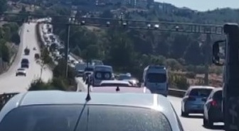 Muğla-Yatağan karayolunda 3 araçlı maddi hasarlı kaza uzun araç kuyruğu oluşturdu