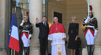 Papa 14. Leo, 18 yıl sonra ilk resmi ziyaret için Fransa'ya gitti, Macron ile görüştü