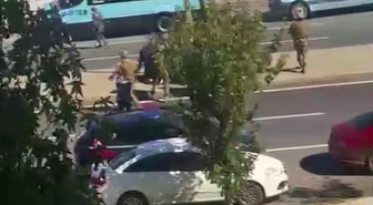 Pendik'te ikna sonuçsuz kalınca özel harekat bıçaklı şahsı etkisiz hale getirdi